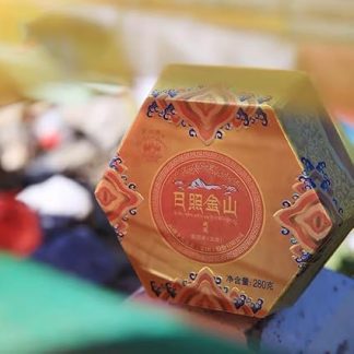 2019ye Xiaguan Rizhao Jinshan Gift Box, packed tightly with 280 grams of raw tea per box Yunnan Raw Puer Tea Cake Chinese Pu Erh Black Tea Yunnan Pu er Raw Tea